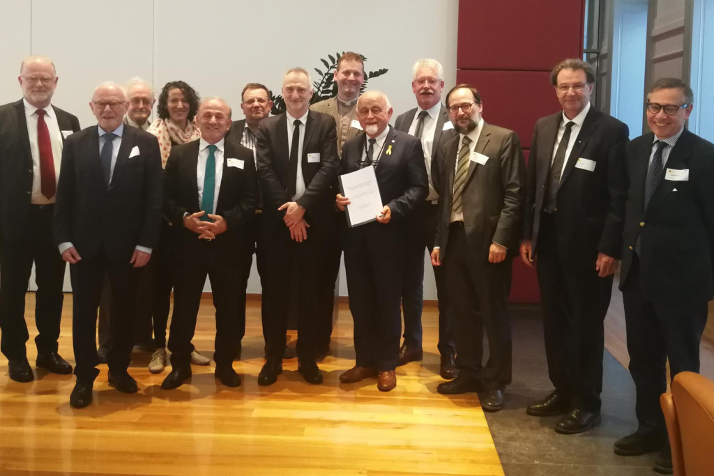 De volledige delegatie van VILD tijdens de overhandiging van het gemeenschappelijke charter aan Jan Peumans, de voorzitter van het Vlaamse Parlement, met 2de van rechts mgr. Herman Cosijns De volledige delegatie van VILD tijdens de overhandiging van het gemeenschappelijke charter aan Jan Peumans, de voorzitter van het Vlaamse Parlement, met 2de van rechts mgr. Herman Cosijns
