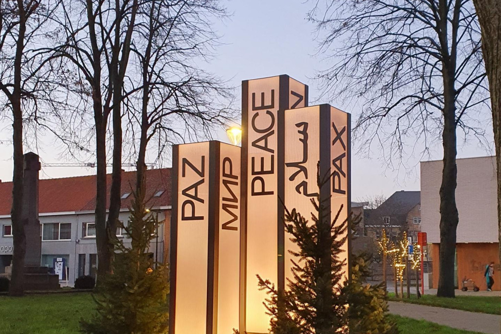 Langemark heeft een nieuwe blikvanger: 3 vredeszuilen wensen vrede in 12 talen.