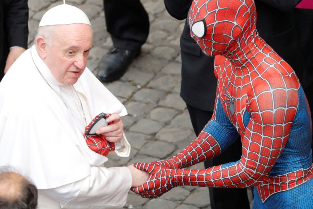 De Italiaanse Spiderman op audiëntie bij de paus
