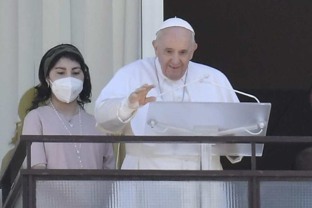 Paus Franciscus tijdens het Angelusgebed vanop een balkon van het Gemelli-ziekenhuis op zondag 11 juli 2021