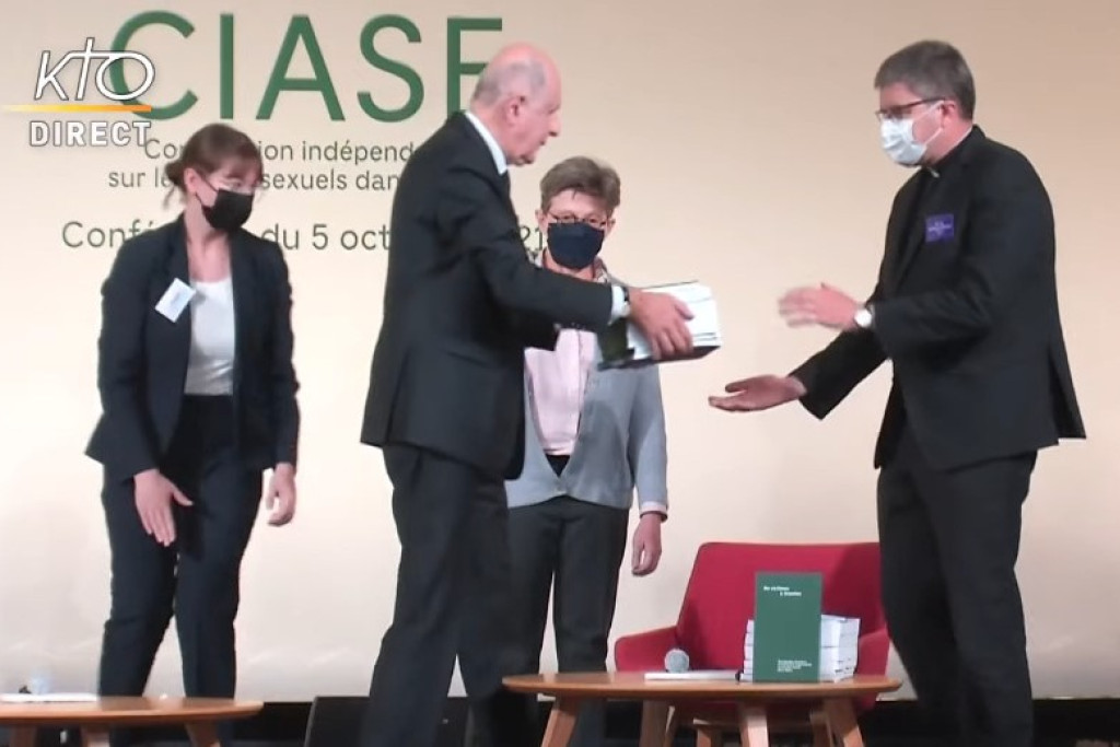 Commissievoorzitter Jean-Marc Sauvé overhandigt het rapport aan de voorzitter van de Franse Bisschoppenconferentie en de voorzitster van de Unie van Mannelijke en Vrouwelijke Religieuzen in Frankrijk