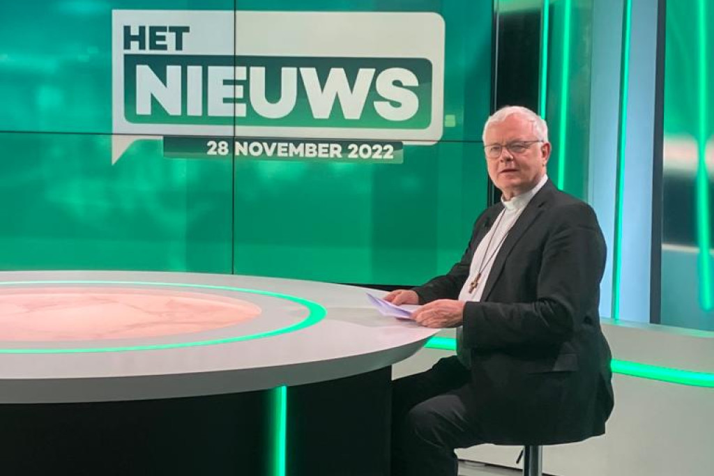 Bisschop Patrick Hogmartens in de nieuwsstudio van TV Limburg