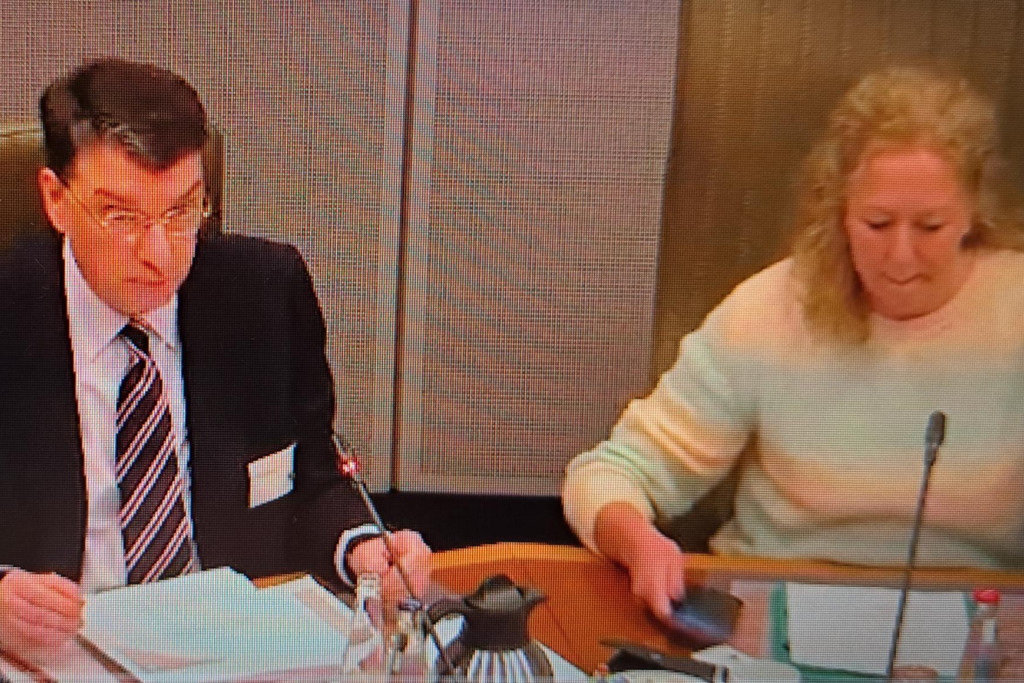 EI&V-voorzitter Maurice van Stiphout en commissievoorzitter Karolien Grosemans in het Vlaams Parlement