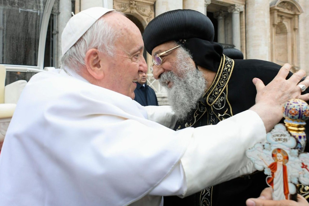 Paus Franciscus omhelst de koptische paus Tawadros II tijdens de algemene audiëntie van woensdag 10 mei 2023