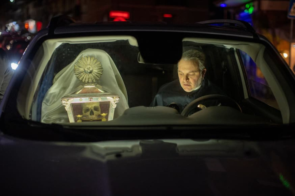 De schedel van Thomas van Aquino op de terugweg naar zijn bewaarplaats na de processie in de straten van Priverno