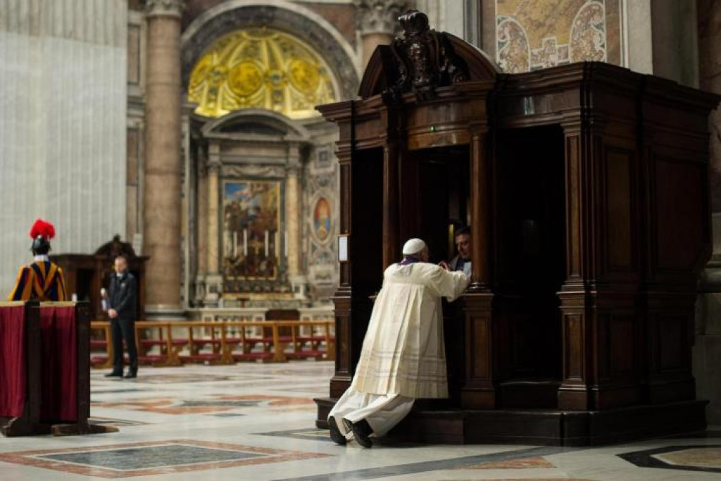 Paus Franciscus gaat biechten in de Sint-Pietersbasiliek Paus Franciscus gaat biechten in de Sint-Pietersbasiliek