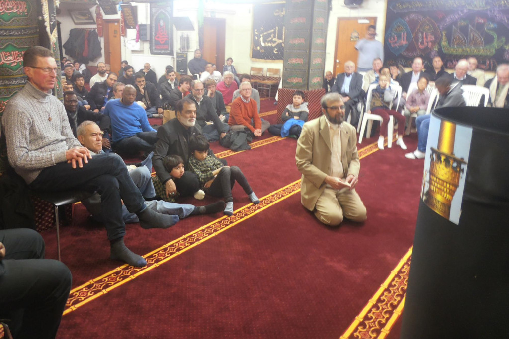 Nadat een Molenbeekse moslimdelegatie de Sint-Annakerk van Koekelberg had bezocht, trok een groep parochianen naar de Jaffariamoskee in Molenbeek