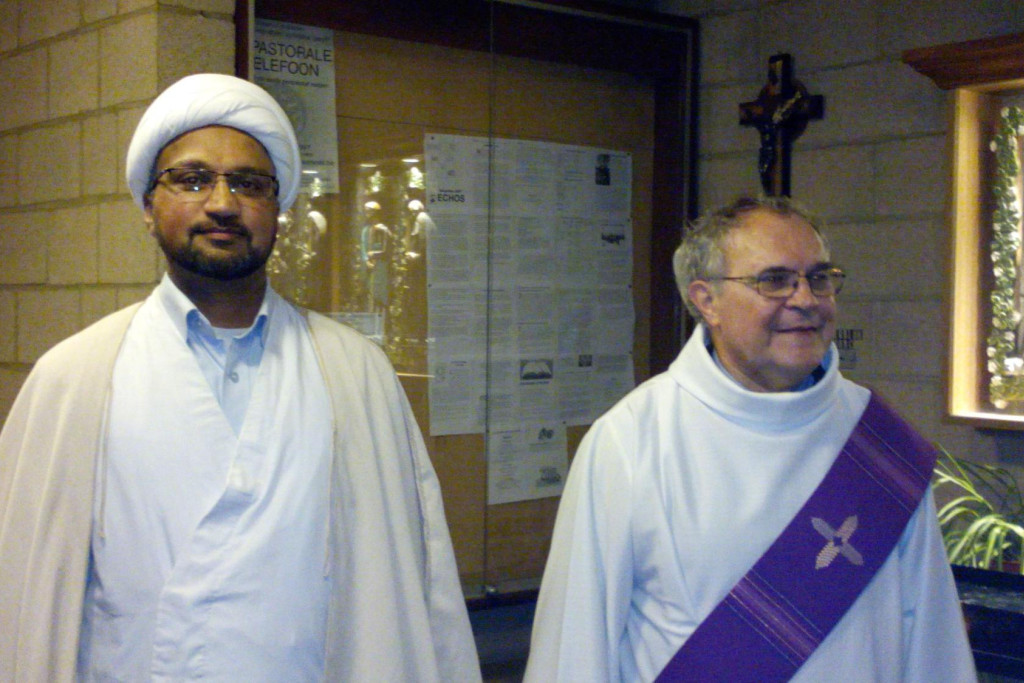De diaken van de Koekelbergse Sint-Annaparochie ontvangt sjeik Tasawar, de imam Jaffariamoskee 