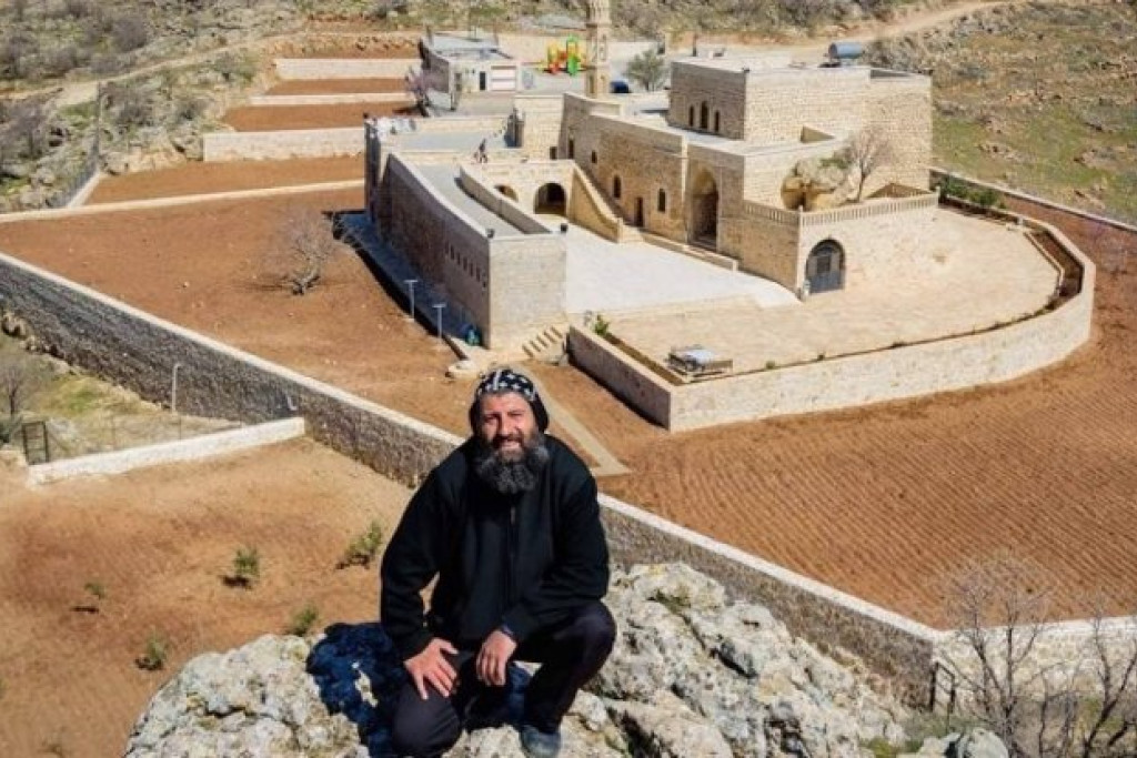 Aho Sefer Bileçen, de priester-monnik die sinds enkele jaren in het Mor Yacoub-klooster leeft en bidt