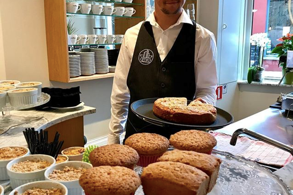 De "Amici" serveren enthousiast heerlijke koffie en gebak