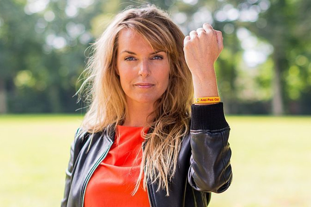 Presentator Anne-Marie Zwart maakt een vuist tegen pesten