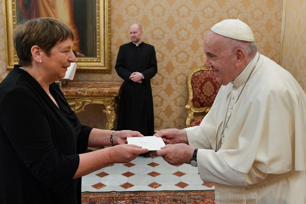 De Nederlandse ambassadeur Annemieke Ruigrok bij paus Franciscus