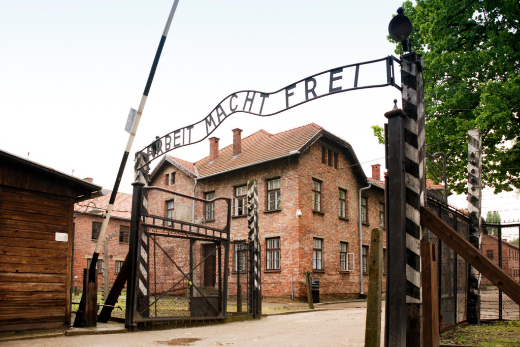 De toegangspoort tot Auschwitz, met opschrift ‘Arbeit macht frei’.