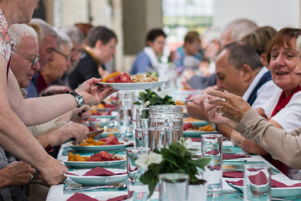 Samen aan tafel tijdens de Week van Verbondenheid