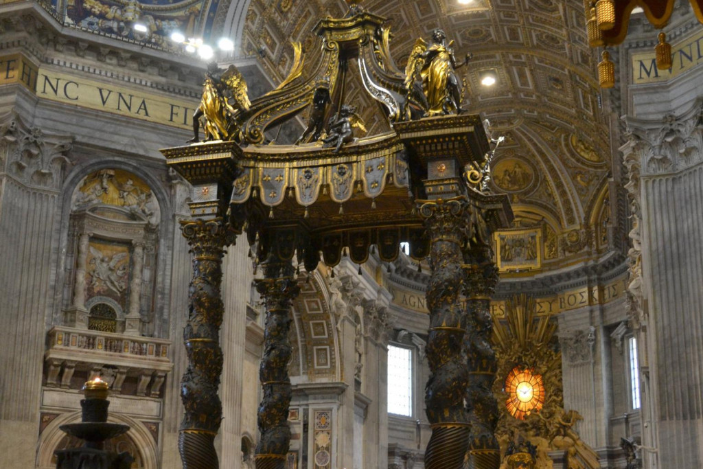 De baldakijn van Bernini in de Sint-Pietersbasiliek in Rome is een imposante structuur waarin een gebouw van 10 verdiepingen past