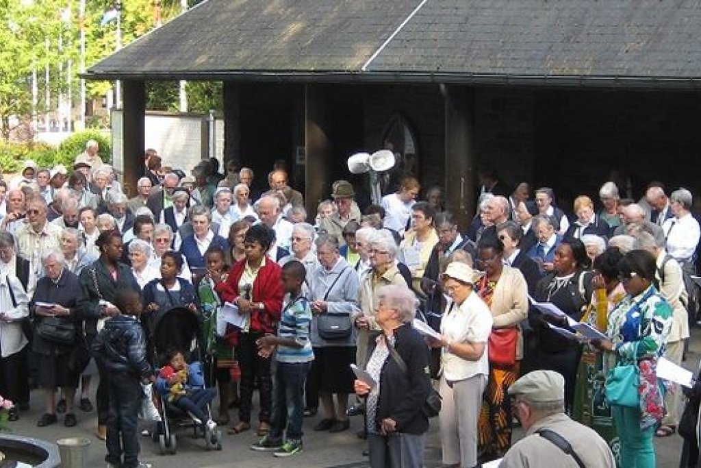 Bedevaarders bij de bron in Banneux, waar de Mariaverschijningen aan Mariette Beco in 1933 officieel door de Kerk zijn erkend