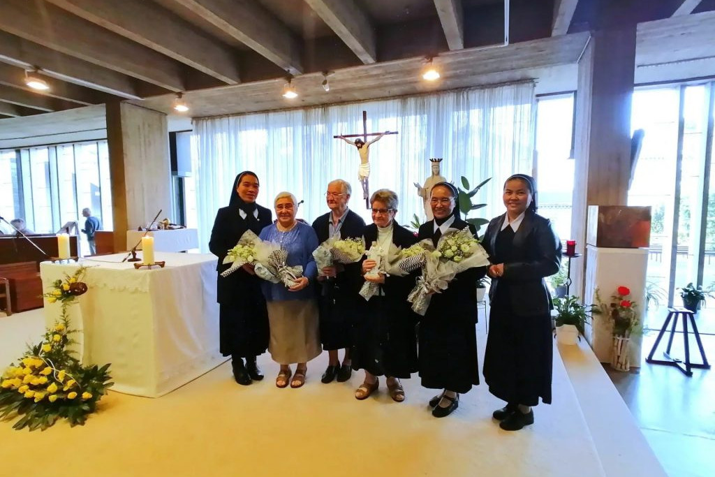 De rector van Beauraing met de zusters