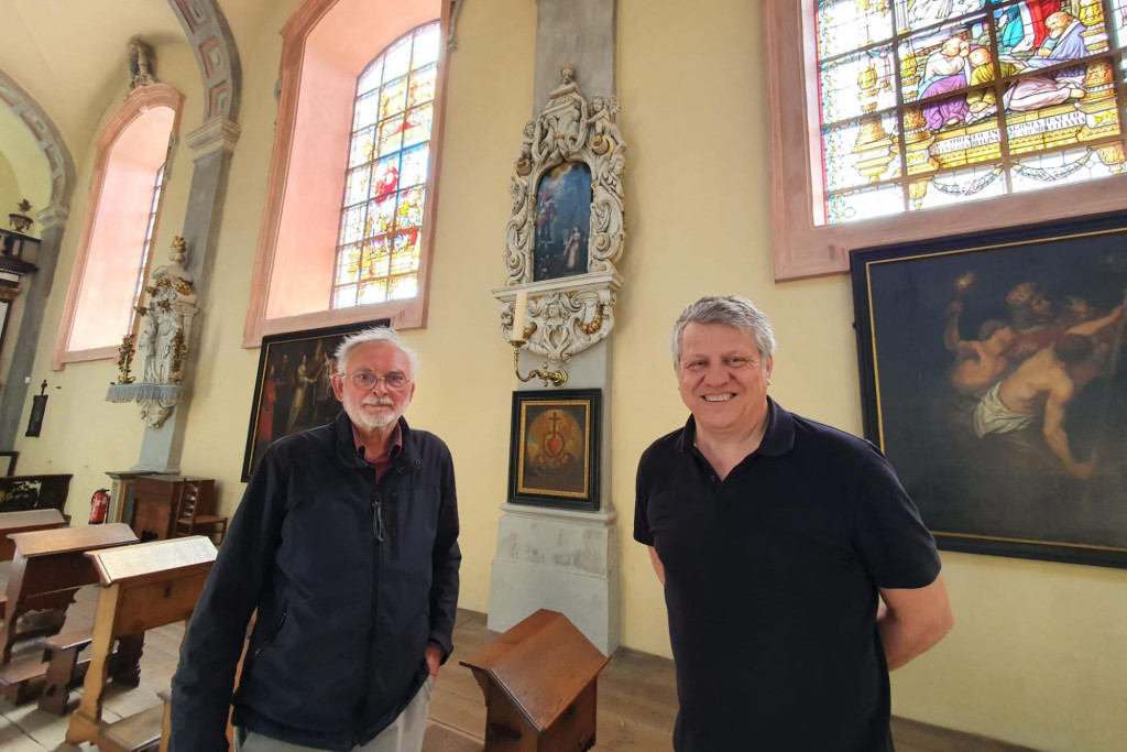 Jan Mortier (vrijwilliger Torens aan de Dijle) en schepen Anciaux in de Mechelse Begijnhofkerk