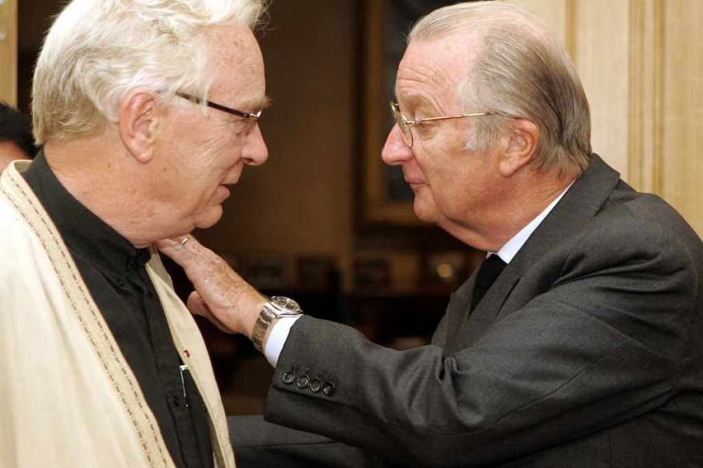 Frans (Francisco) van der Hoff wordt in 2005 als medeoprichter van het fairtradelabel Max Havelaar door koning Albert ontvangen op het Koninklijk Paleis in Brussel