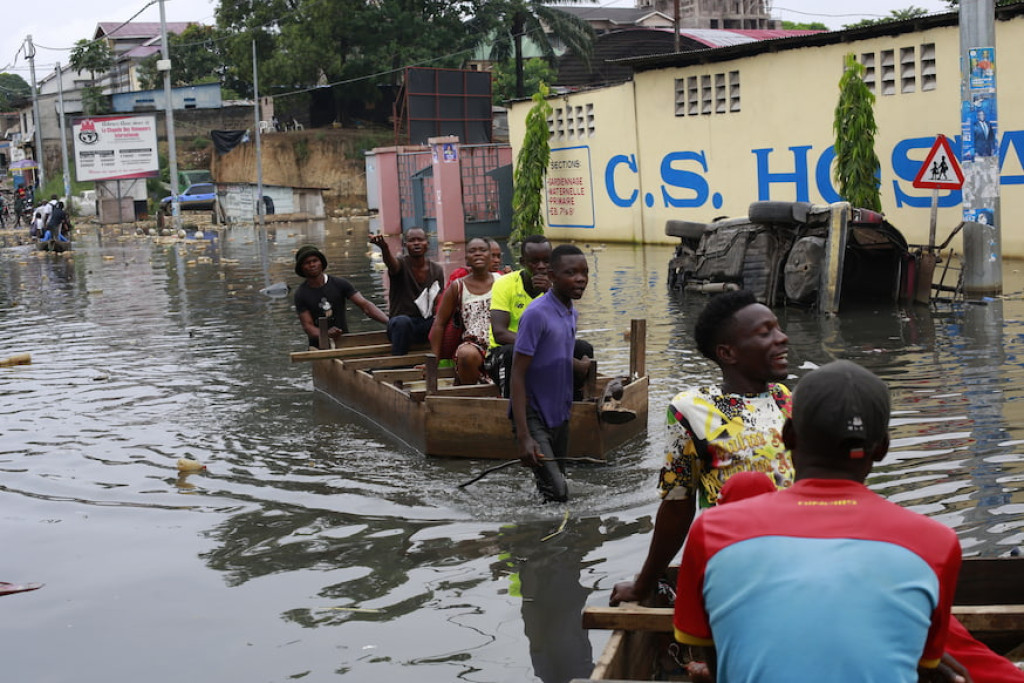 Mensen verplaatsen zich in kano's en zelfgemaakte bootjes in de overstroomde buitenwijken van Kinshasa (10 januari 2024)