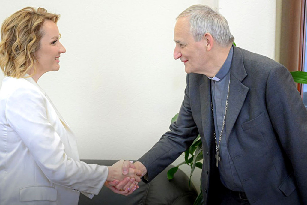 Kardinaal Matteo Zuppi met Maria Lvova-Belova 