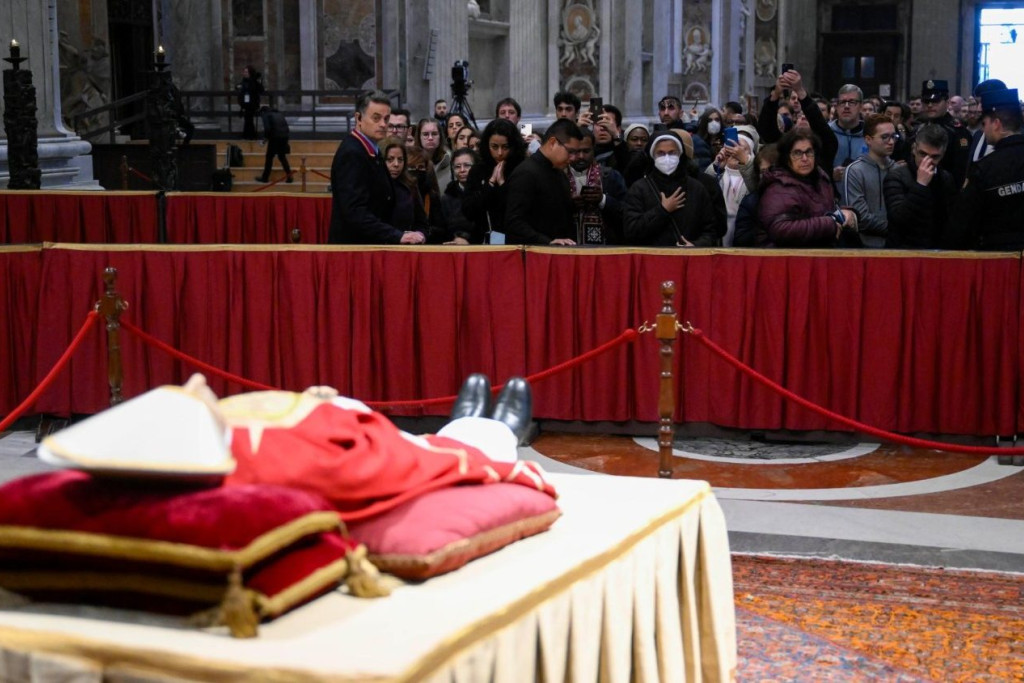 Gelovigen nemen afscheid van de emeritus paus Benedictus XVI