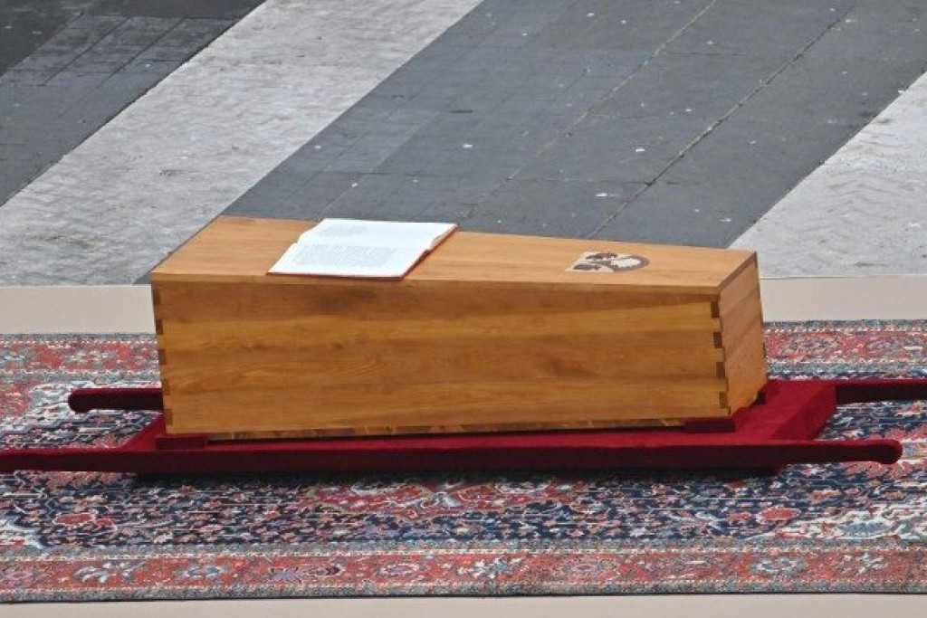 De cipressenkist met het lichaam van de emeritus paus werd centraal op het Sint-Pietersplein geplaatst