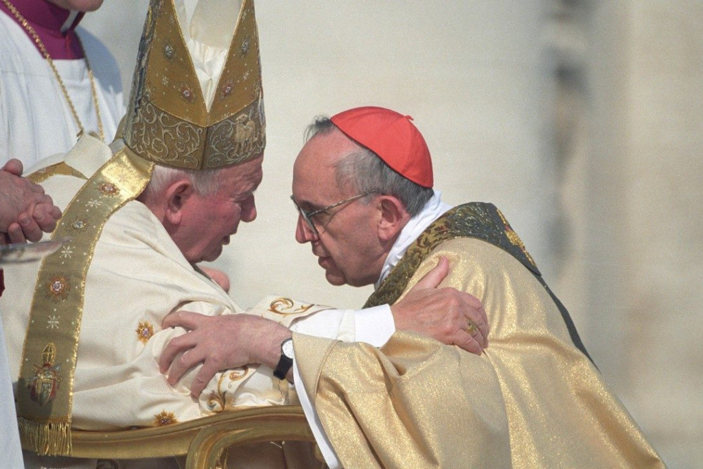 Jorge Bergoglio, toen bisschop van Buenos Aires, tijdens zijn kardinaalscreatie