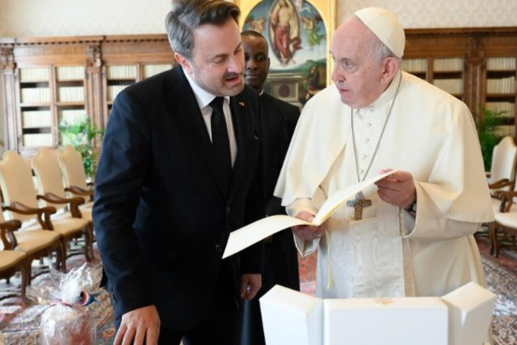De Luxemburgse premier Xavier Bettel bij paus Franciscus