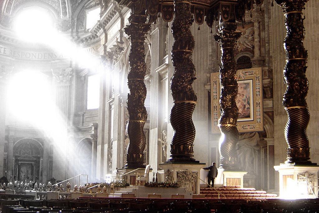 Binnenzicht van de Sint-Pietersbasiliek met baldakijn van Bernini