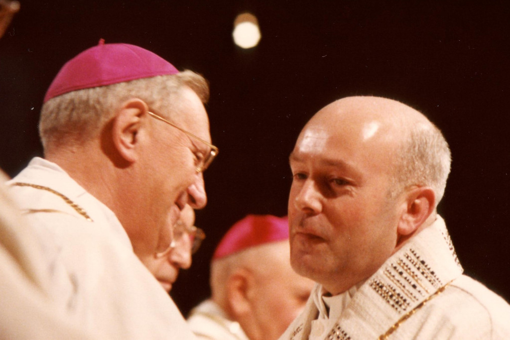 Kardinaal Godfried Danneels met toenmalig bisschop van Brugge Emiel-Jozef De Smedt tijdens de bisschopswijding op 18 december 1977