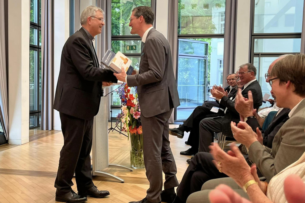 Bisschop Bonny van Antwerpen ontvangt zijn eredoctoraat