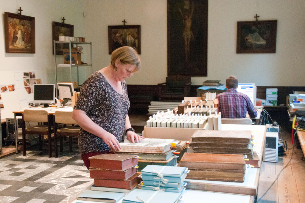 Archivering in de bibliotheek van de Sint-Bernardusabdij in Bornem