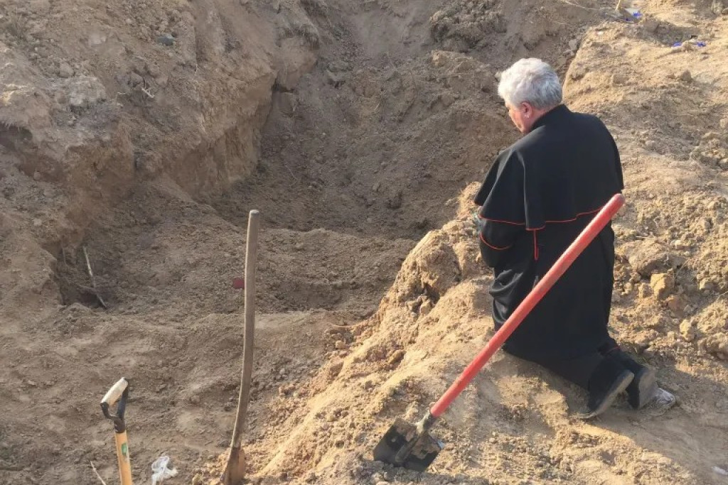 Kardinaal Krajewski bij een massagraf in Borodjanka