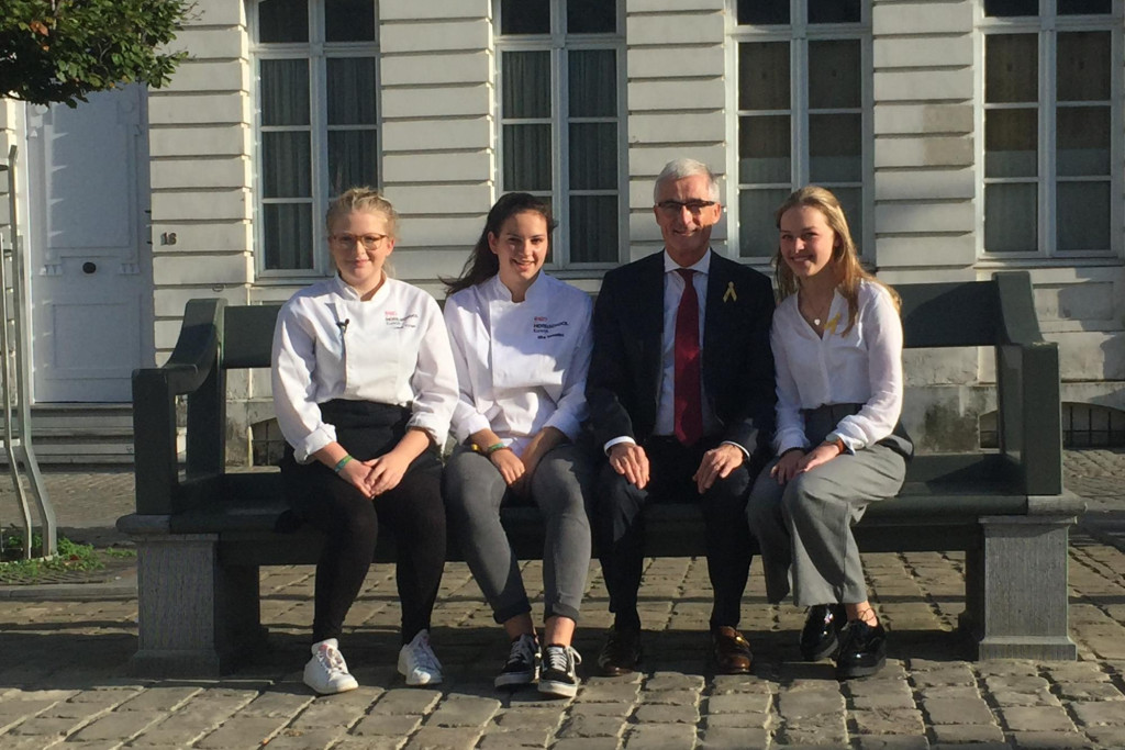 Jana Vanhaesebroeck, Jolien Tytgat en Elke Rondelez waren vandaag op Youcamissie bij minister Bourgeois
