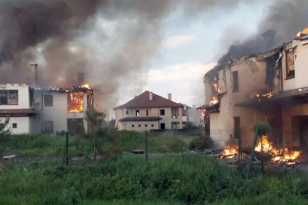 Brandende huizen in Oekraïne
