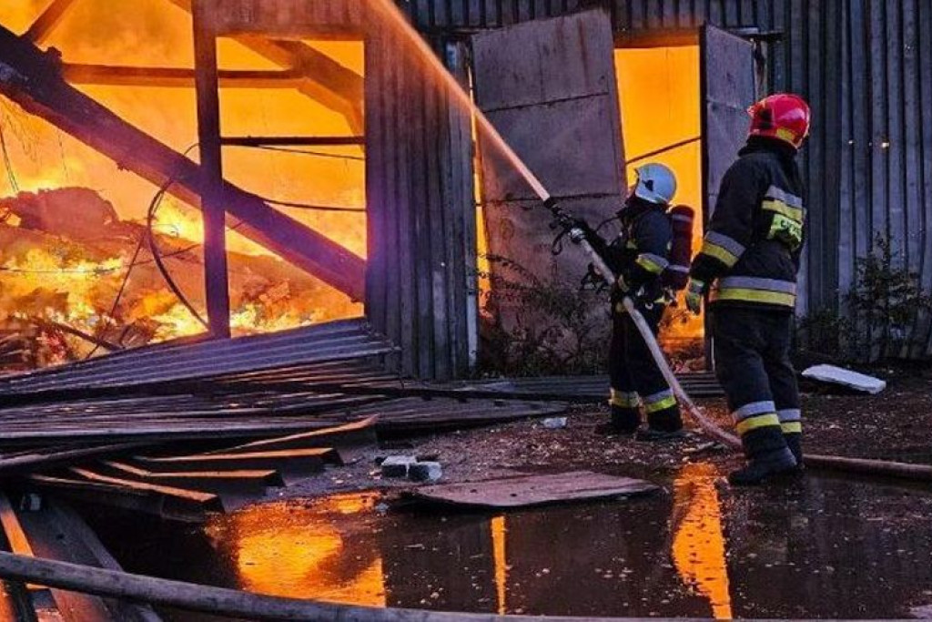 De brandweer kon enkel toekijken hoe 300 ton hulpgoederen na de laffe aanval in vuur zijn opgegaan