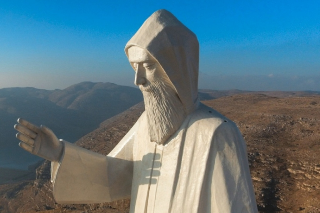 Het monumentale beeld van de Heilige Charbel