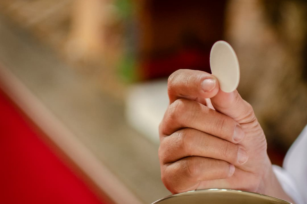 Vaticaan: ook ongehuwde moeders moeten communie kunnen krijgen