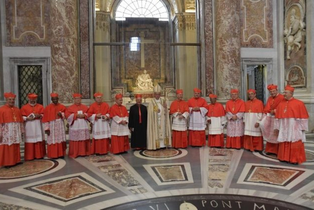 Paus Franciscus met de nieuwe kardinalen