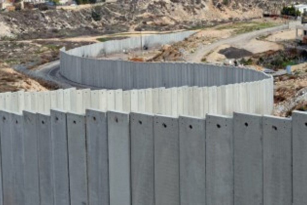 De Israëlische muur door de bezette gebieden 