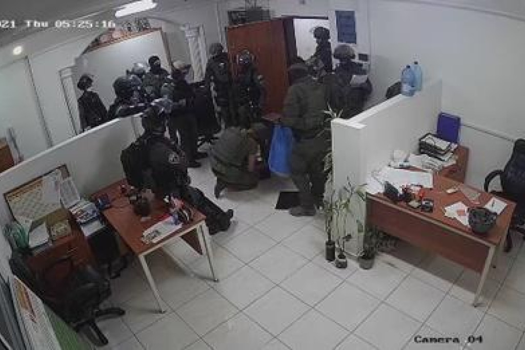 Israëlische militairen in de kantoren van DCI-Palestine