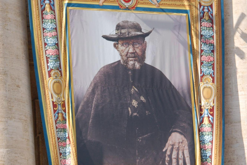 Op de Sint-Pietersbasiliek werd het portret van de grootse Belg Onthuld