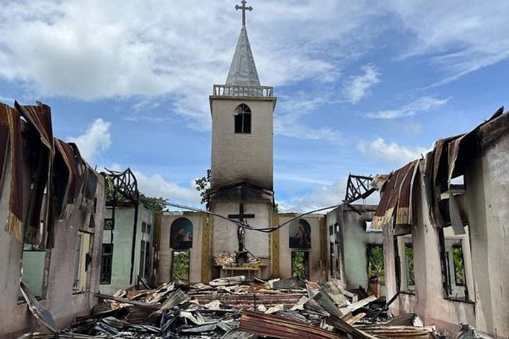 De kerk van Daw Ngay Ku werd in puin gelegd bij beschietingen 
