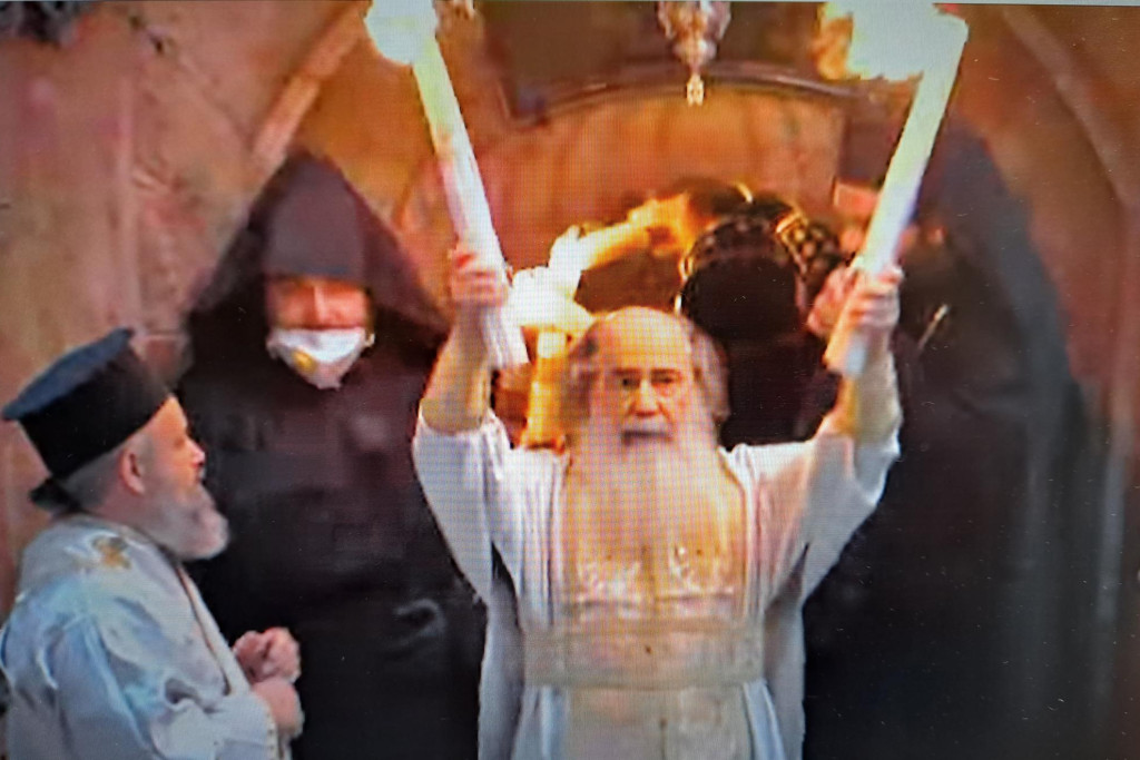 De Grieks-orthodoxe patriarch van Jeruzalem ontsteekt het paasvuur