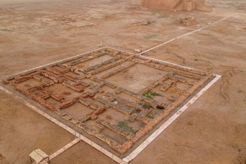 De archeologische site van Ur in Irak, met een ziggoerat in de achtergrond 