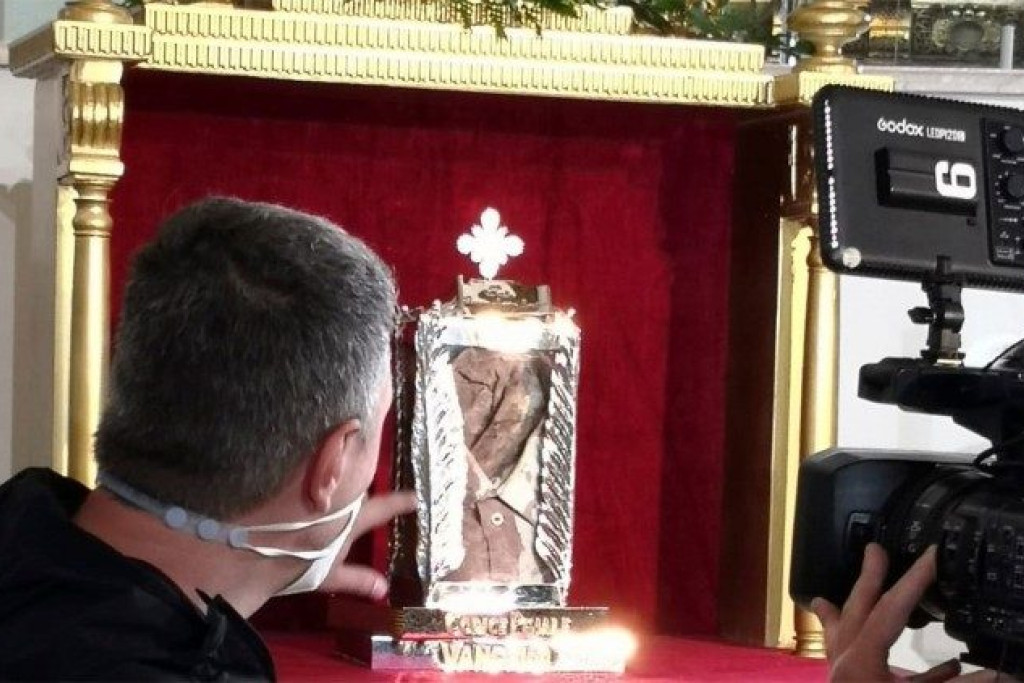 De relikwie met het bebloede shirt van de zalig verklaarde Rosario Livatino in de kathedraal van Agrigento