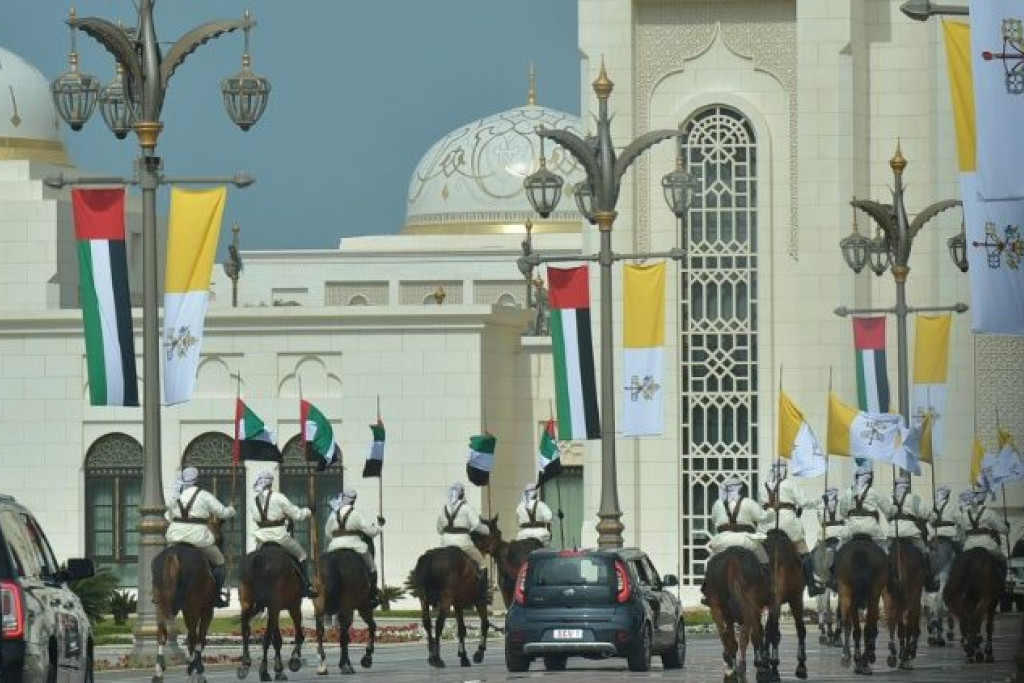 De verwelkoming van de paus in Abu Dhabi