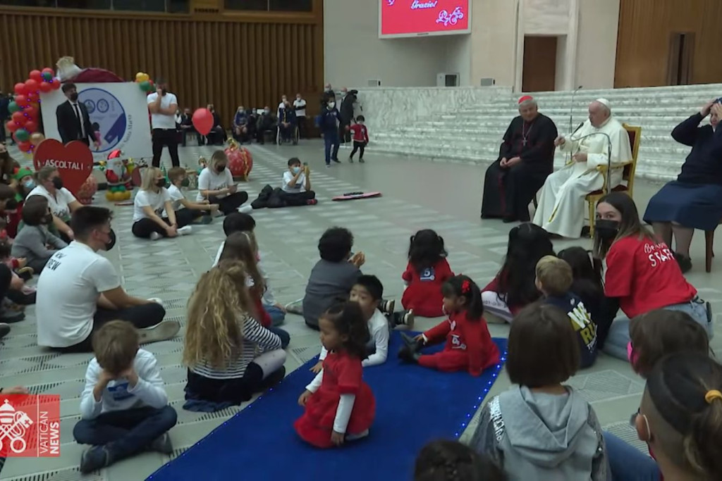 De kinderen zongen liederen en speelden een toneelstuk voor de paus