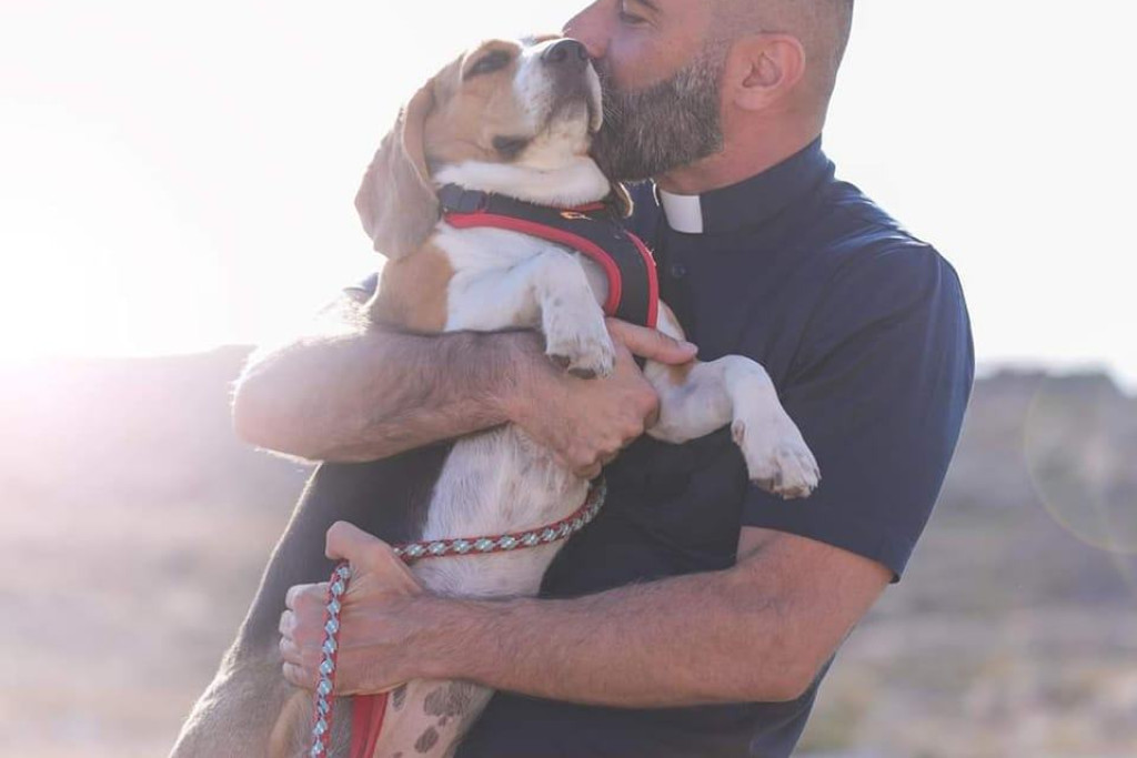 De Italiaanse priester-influencer Don Cosimo Schena met zijn hond